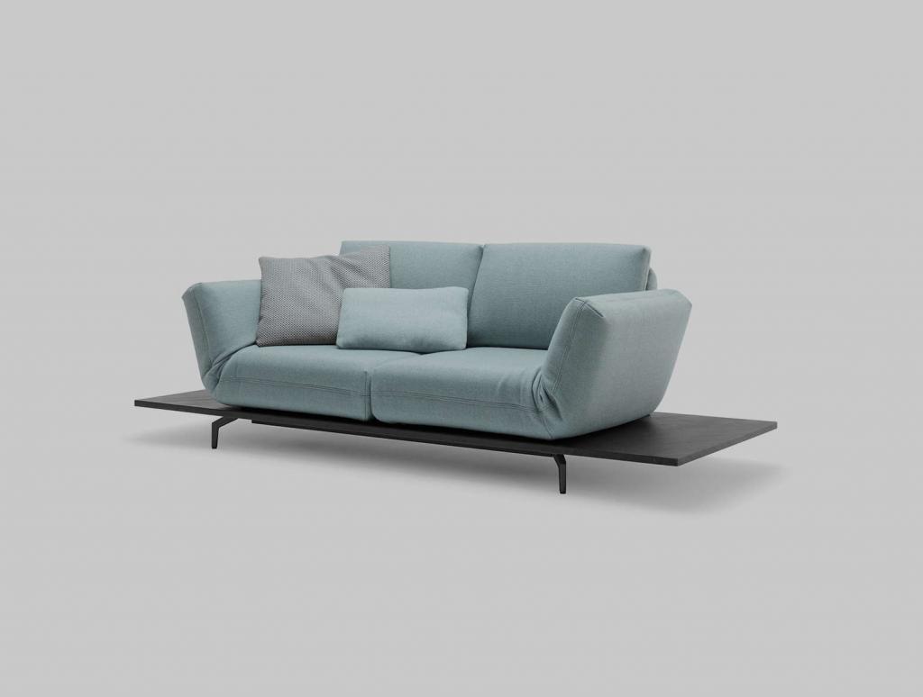 Veränderung ist die stärkste Konstante unserer Zeit. Eine entspannte Antwort darauf ist das hochflexible Sofaprogramm Rolf Benz AURA. Seine leichte Eleganz passt sich perfekt unterschiedlichsten Ansprüchen an.